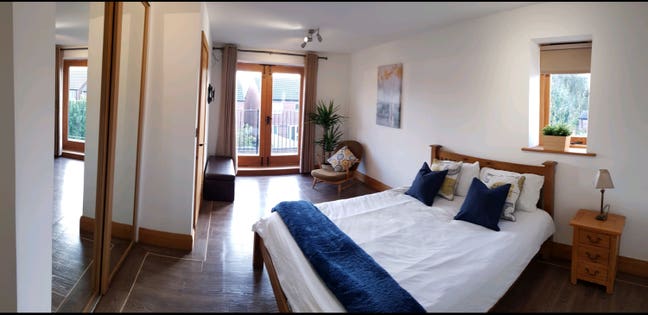 Spacious and bright en suite bedroom Main Photo