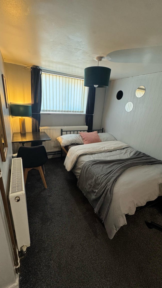 Private Studio Available – Bills included (B16)  Main Photo