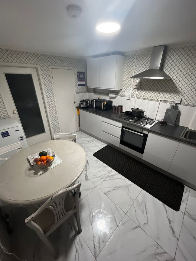 Single Room near Ifield Train Station for Rent Main Photo