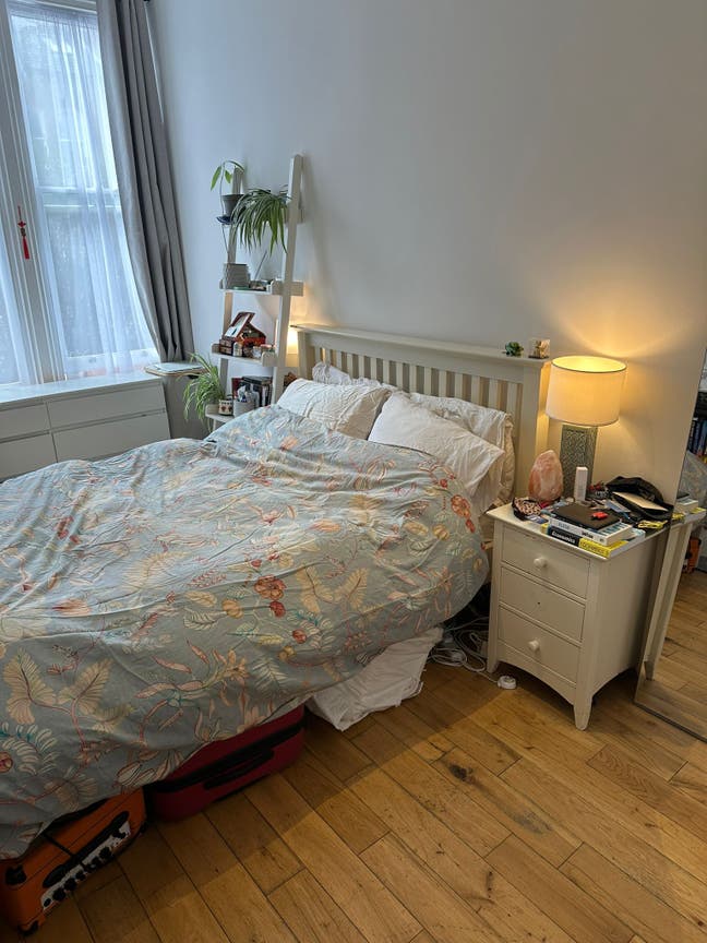 Bright double bedroom for a couple!  Main Photo