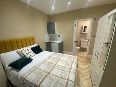 Premium En-suite Room in Slough Main Photo