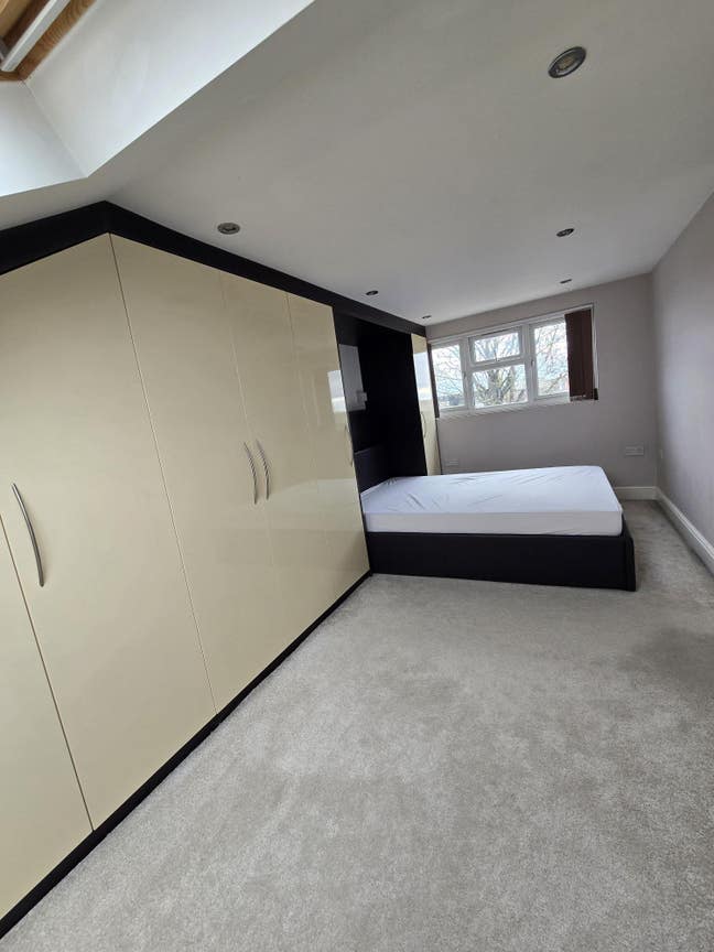 New 1 Bed Flat, private bathroom & kitchen  Main Photo