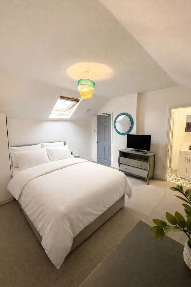 Room to Rent - Great Location Main Photo