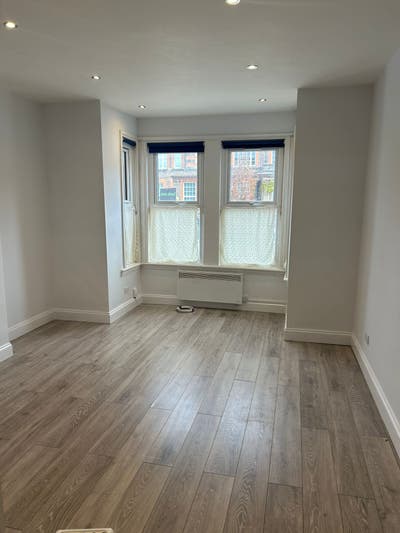 Newly refurbished- Ground floor garden studio flat Main Photo