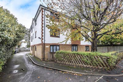 Studio Flat in a Riverside Location. Main Photo