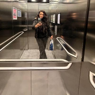 I am a professional female aged 33. I am look... Main Photo