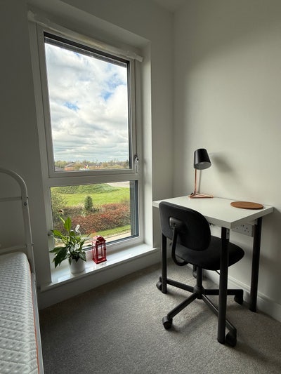 Bright Room with Private Bathroom in Kents Hill Main Photo