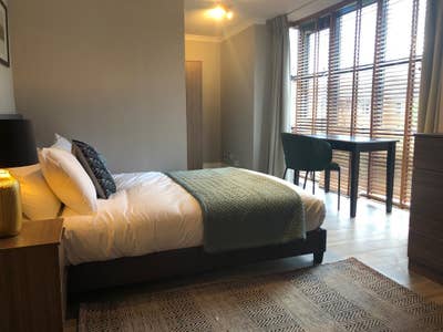 Ldn: Large Room Immaculate Professional H/S Main Photo