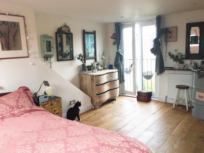 Spacious attic room with large ensuite bathroom Main Photo