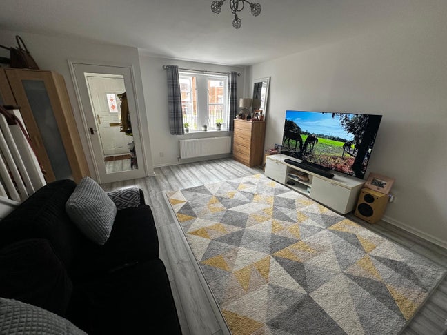 Spacious rooms in a detached house.  Main Photo