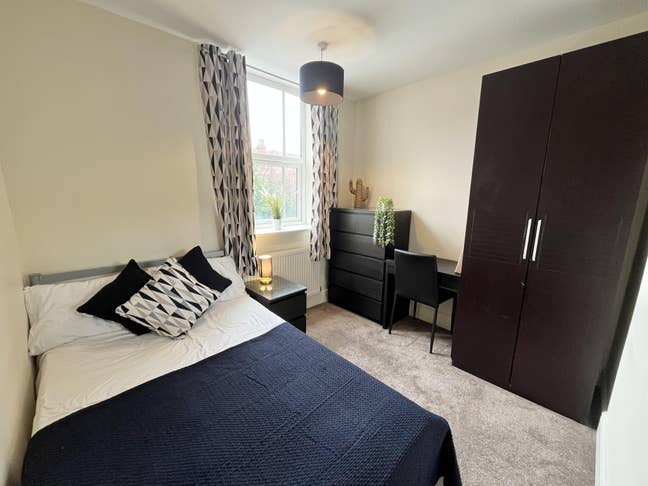 Modern room, 5 bathrooms, bills included  Main Photo