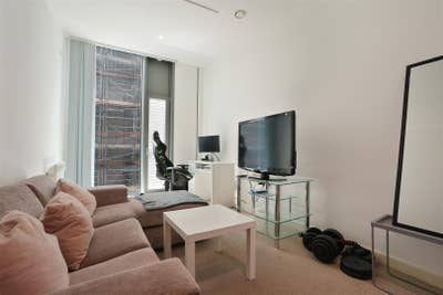 Room available on Solly Street Main Photo