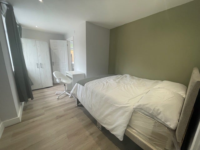 En-Suite bedroom to rent Main Photo