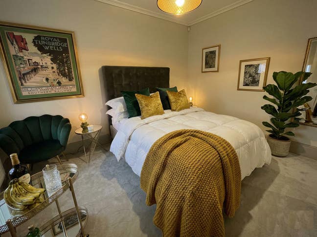 Luxury room · private bath · boutique apartment Main Photo