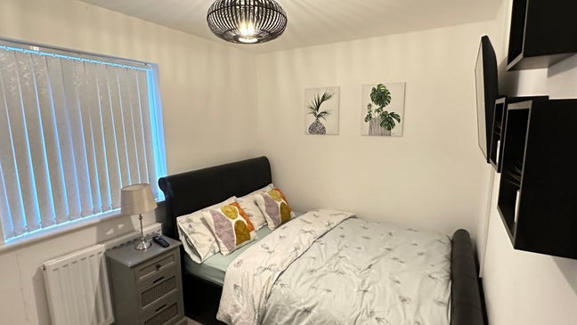 Double room, full sky TV, movies, private parking Main Photo