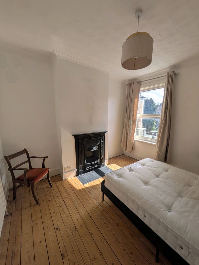 Lovely Room, Pretty Victorian Terrace, Upton Park Main Photo