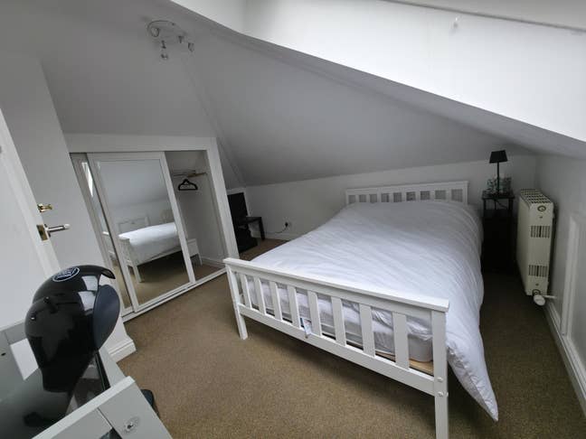 Cosy, small double bedroom in detached property Main Photo