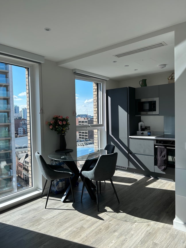 Double Room with bathroom in brand new apt in Anc  Main Photo
