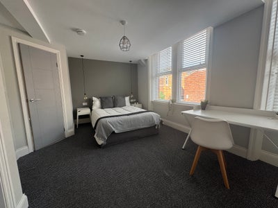 Modern Double En Suite Room in Heaton  Main Photo