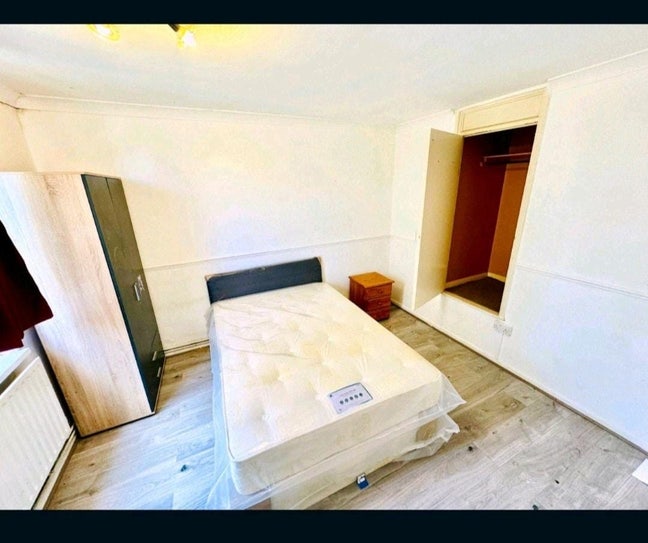 Single bed space available  Main Photo