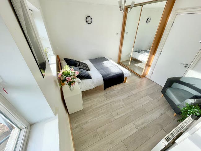 Spacious double room in Westferry Main Photo