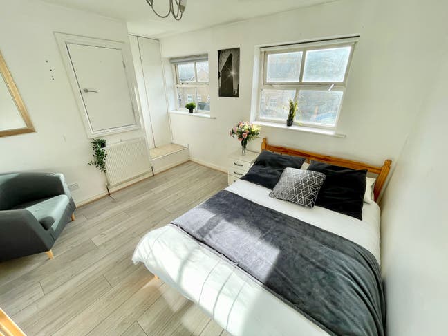 Spacious double room in Westferry Main Photo