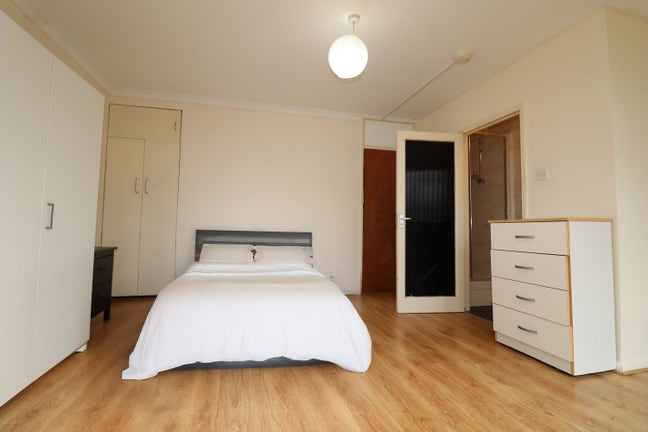 Large Rooms Next to Dlr- Canary Wharf Area!! Main Photo