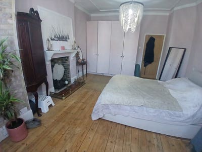 Bright, spacious double room. Main Photo