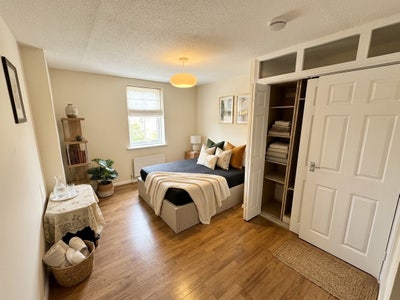 Spacious & Sunny Ensuite -🏠 Lovely & Near DLR! Main Photo