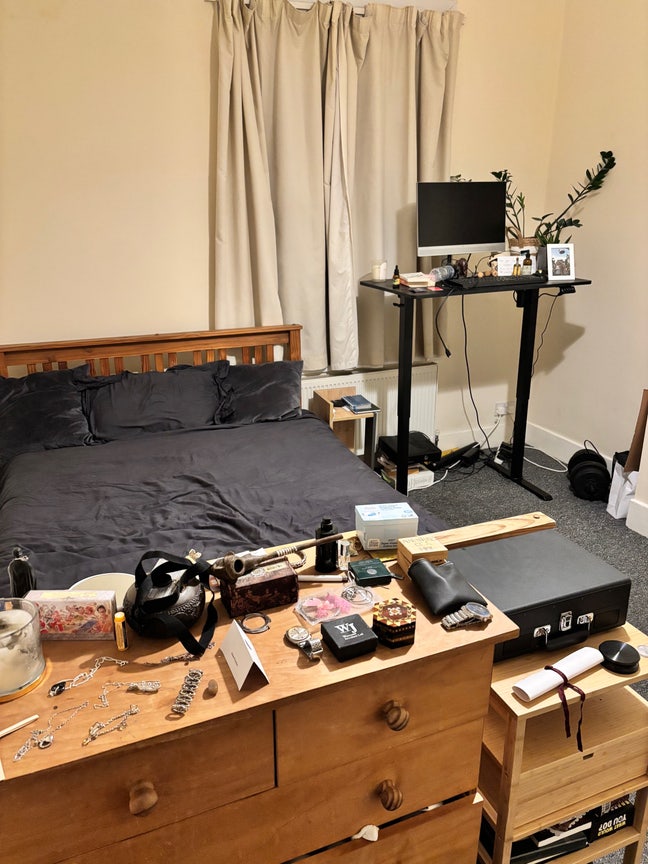 Spacious double bed room- Clapham North Main Photo