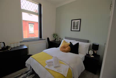 2 Double En Suite Rooms Available in L19!  Main Photo