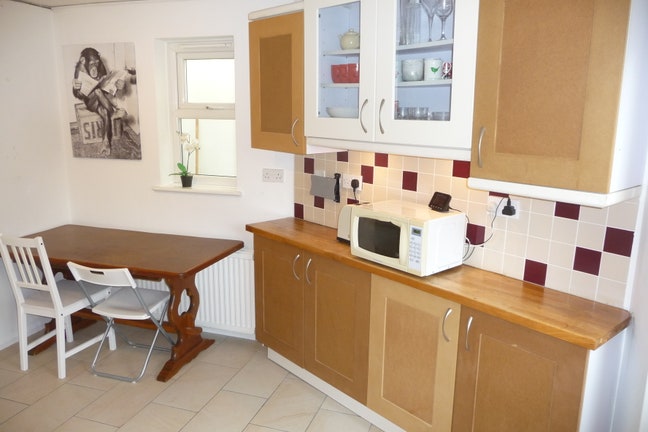 Smart compact studio for rent in house share Main Photo