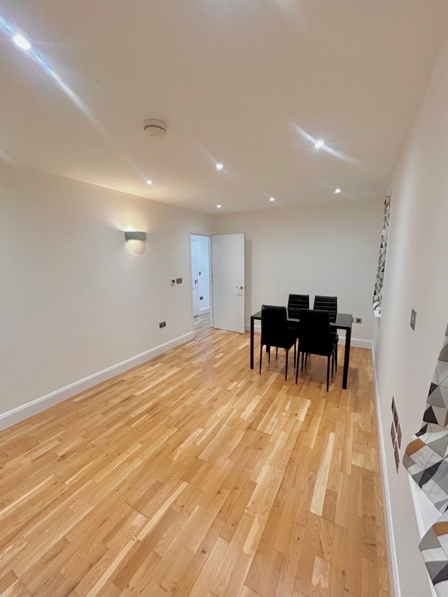 Modern 2-Bed flat with  a patio Main Photo