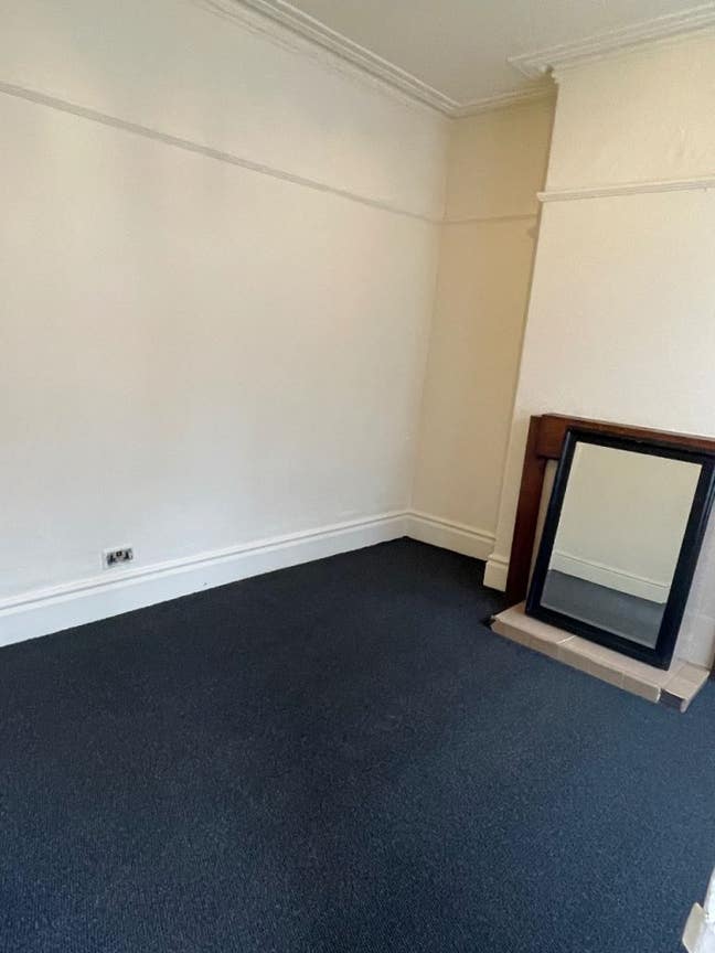 Lovely 2-Bed House with Dining Room & Garden |OL8 Main Photo