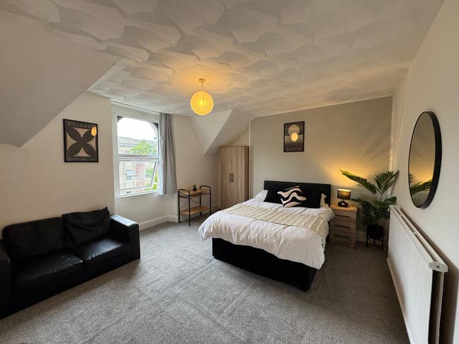 Recently refurbished rooms / All Bills Included  Main Photo