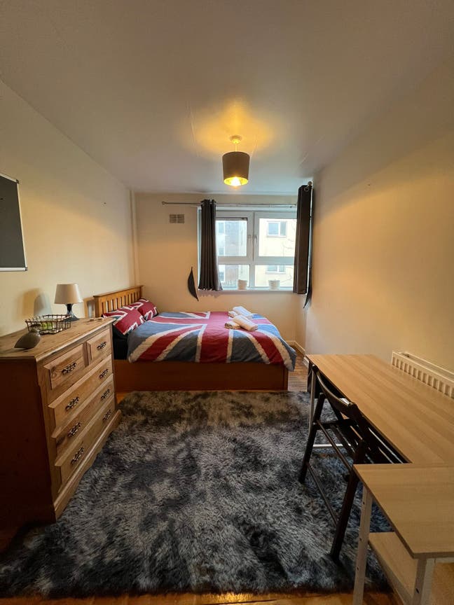 * Lovely Double Room in Mile End Available Now * Main Photo