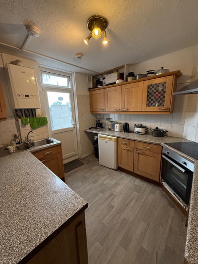 Spacious 3-Bedroom Flat with Separate Living Room Main Photo