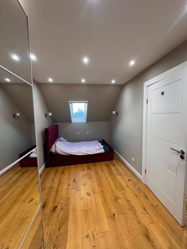 Double bedroom, parking & garden - bills included Main Photo