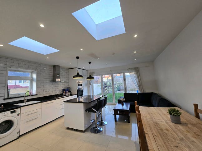 4 Large double rooms available now! 3min to Tube! Main Photo