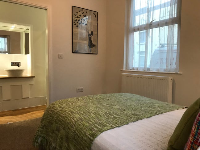  HPC Central B'water, all bills inc. HPC bus 6mins Main Photo