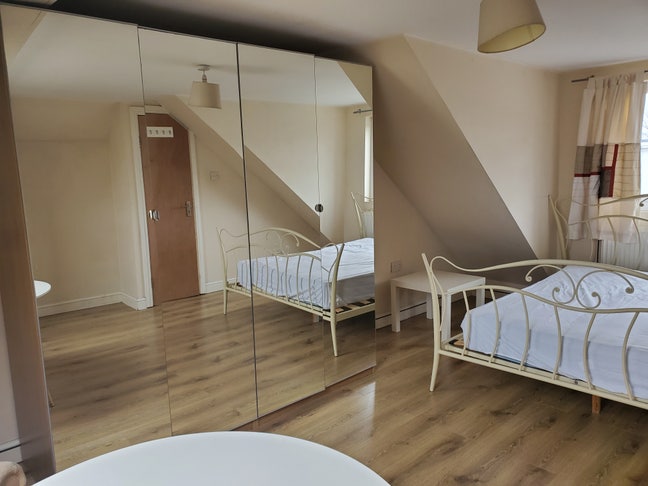  Girls house spacious Ensuit sunny double room  Main Photo