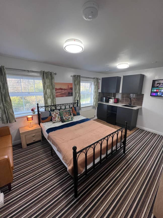 PE7 8GE - Large - Ensuite Room  & Kitchenette Main Photo