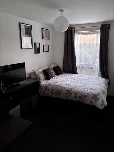 Bright Double Room CB3.Bills Included|Desk Setup Main Photo