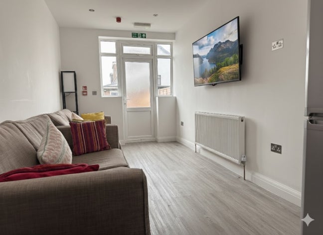 Studio flat with all bills available in TW4 Main Photo
