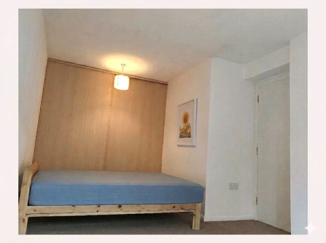  Prime Studio | 30m to London | 5-Min Walk to Redh Main Photo