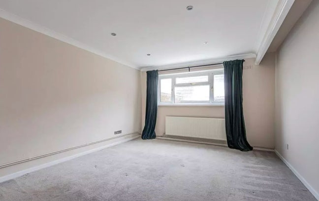 Large double bedroom in the burbs Main Photo