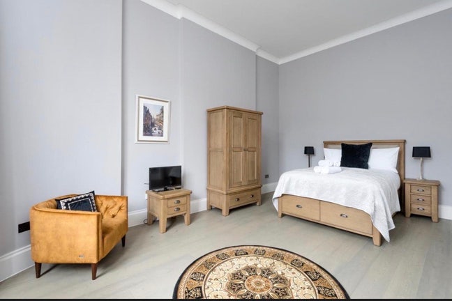 Stunning furnished studio flat on George Street. Main Photo