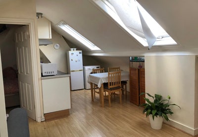 Spacious Loft Room in NW London Location (Ne Main Photo