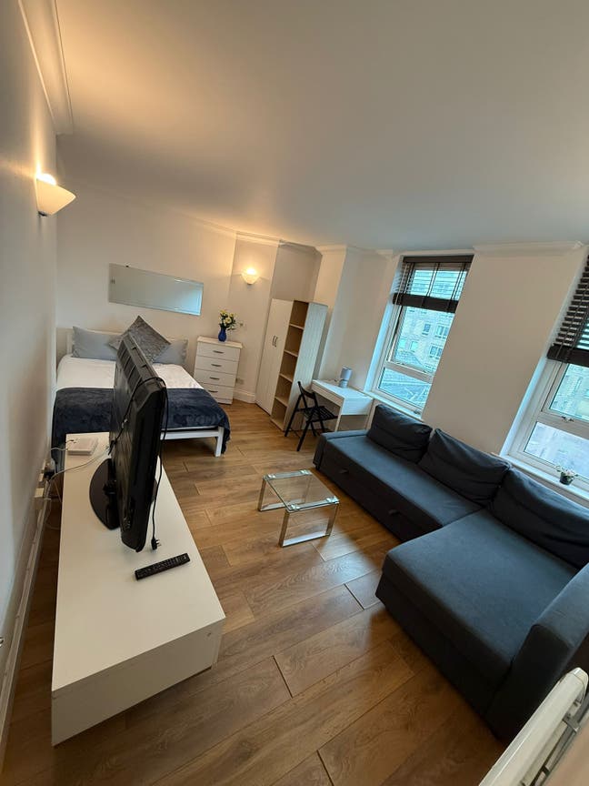 ⏳ Limited Availability! Short‑Let Room in E14 Main Photo
