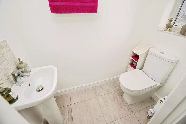 One Spacious Double Room Available Main Photo